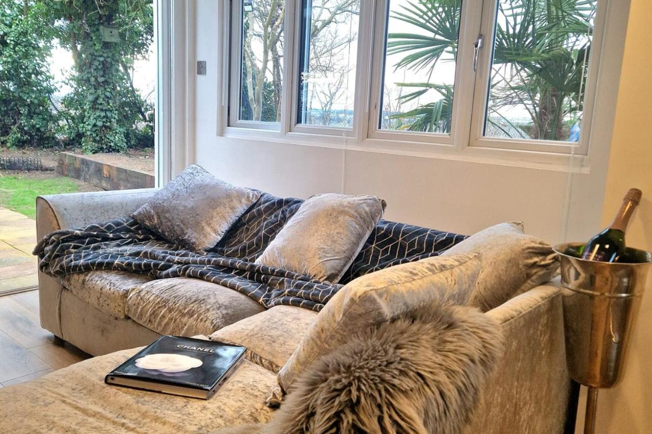 1 Bed Cottage-Museum View-Garden-Free Parking Weybridge Exterior photo