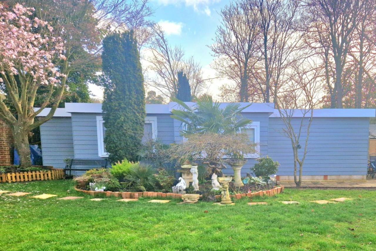 1 Bed Cottage-Museum View-Garden-Free Parking Weybridge Exterior photo
