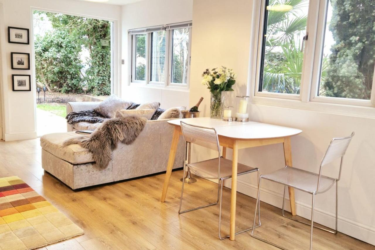 1 Bed Cottage-Museum View-Garden-Free Parking Weybridge Exterior photo